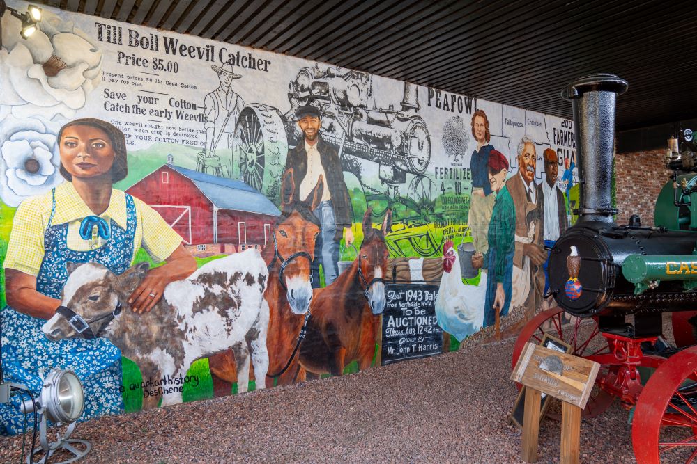 Mural featuring agricultural life and prominent Alabama figures