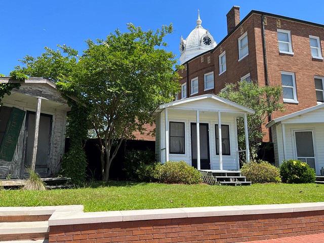 The Monroeville square that houses the Monroe County Courthouse where To Kill A Mockingbird is performed