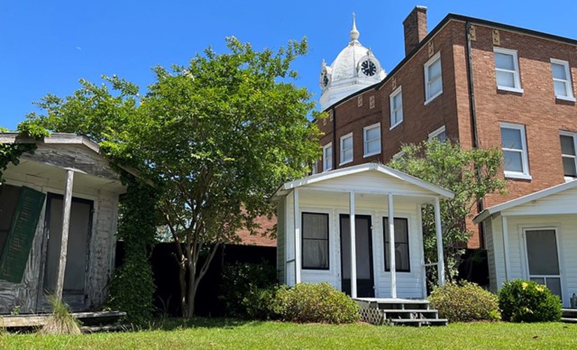 The Monroeville square that houses the Monroe County Courthouse where To Kill A Mockingbird is performed