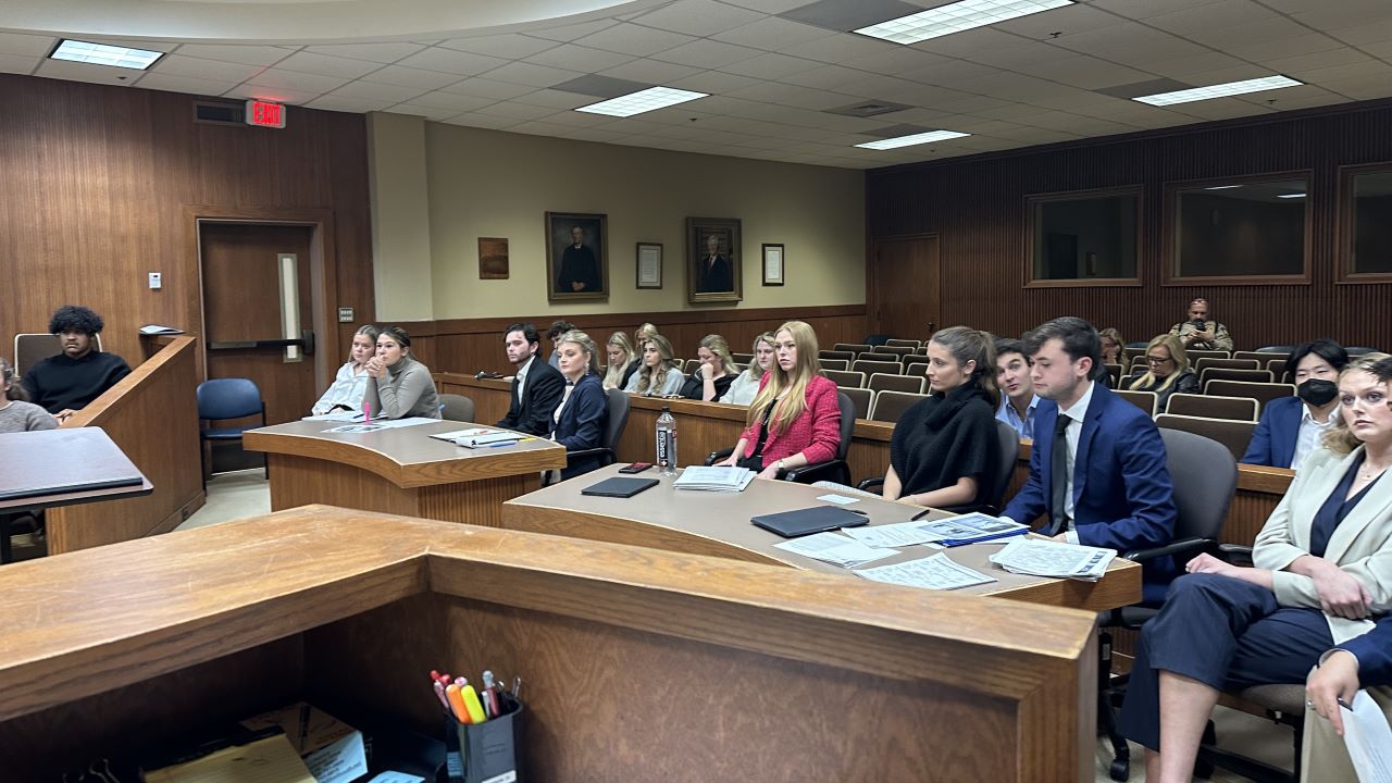 Legal Communication students in mock trial at the Lee County courthouse