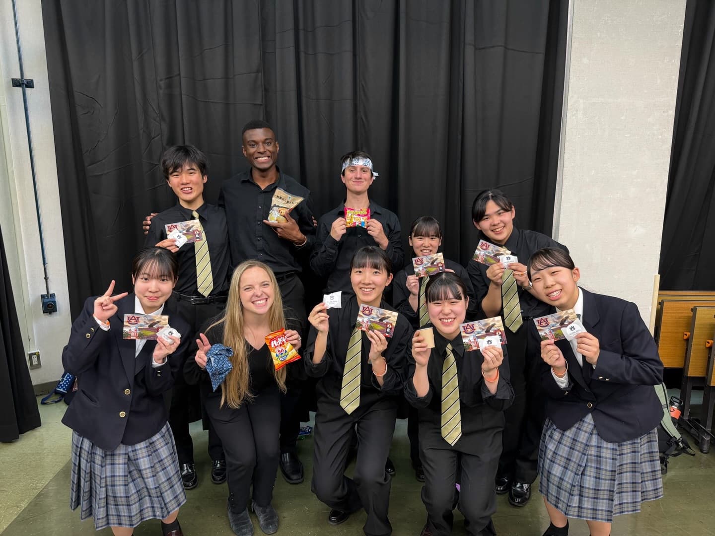 Students from Auburn and Japan trading gifts with each other