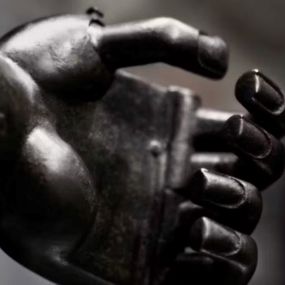 A mechanical iron hand from the 16th century