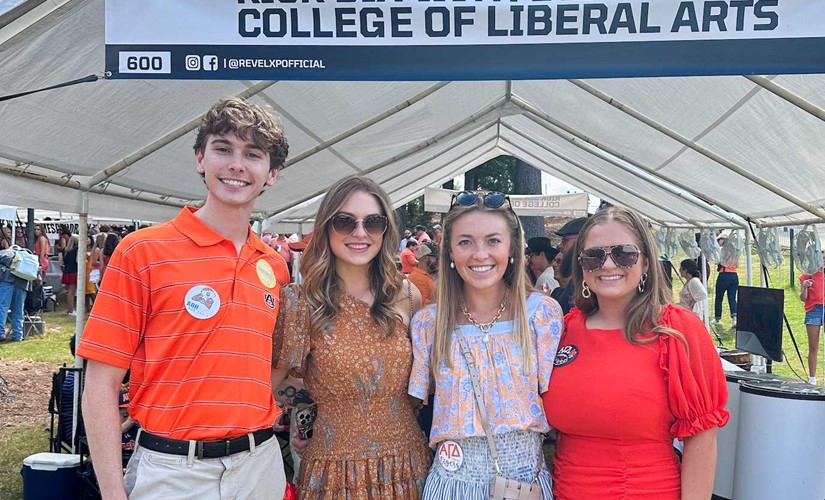 alumni and students at tailgate