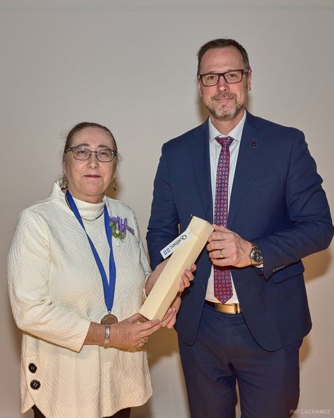 Evelyne Bornier accepts the L’Ordre des francophones d’Amérique from the Minister of the French Language