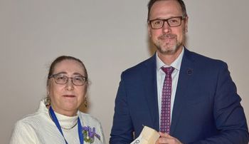 Evelyne Bornier accepts the L’Ordre des francophones d’Amérique from the Minister of the French Language