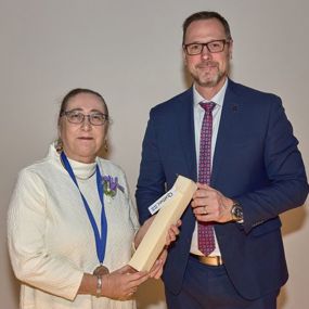 Evelyne Bornier accepts the L’Ordre des francophones d’Amérique from the Minister of the French Language