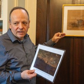 Mark Wilson explains a charcoal sketch at Pebble Hill