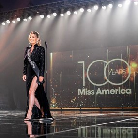 Julia Herrin representing South Carolina on stage at the Miss America pageant