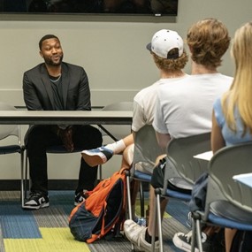 Auburn alumnus C.J. Holmes speaks to students at J-Day